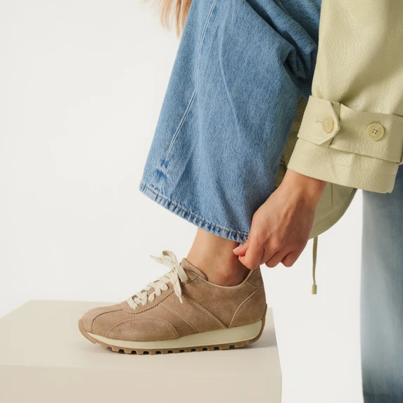 Sportowa elegancja damska: buty do pracy