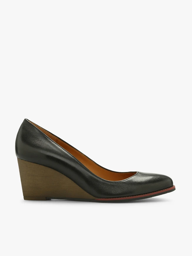 Schwarze Pumps auf Absätzen