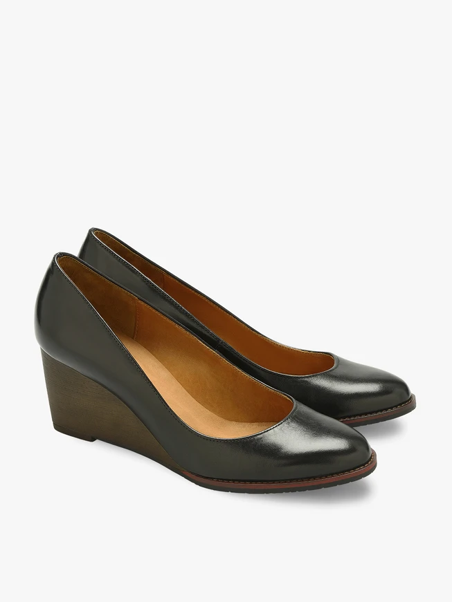 Schwarze Pumps auf Absätzen