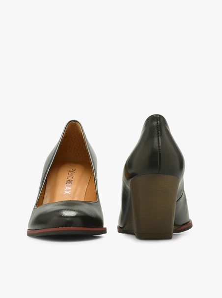 Schwarze Pumps auf Absätzen