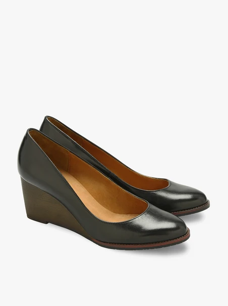 Schwarze Pumps auf Absätzen