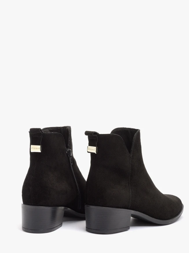 STIEFEL MIT DEKORATIVEM SCHAFT
