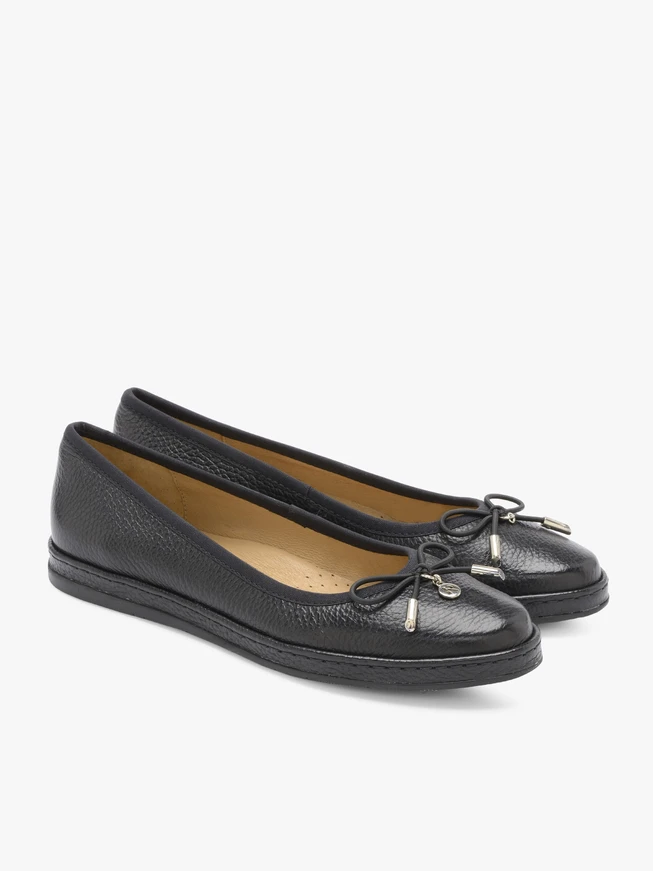 Black ballerinas with bow