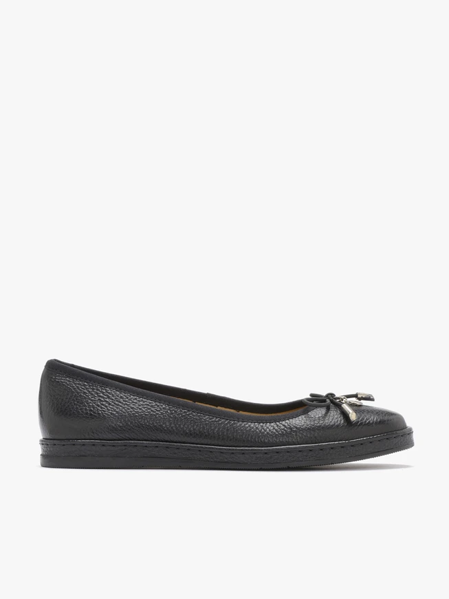 Black ballerinas with bow
