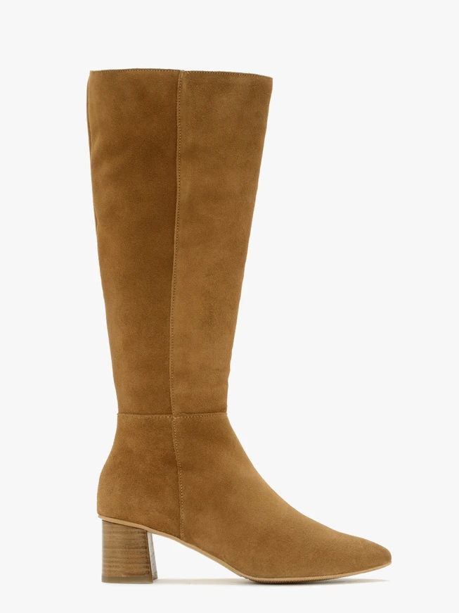Rote Stiefel mit niedrigen Absätzen
