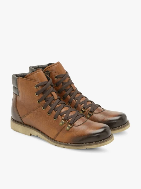 Braune Herrenstiefel mit schwarzen Einsätzen