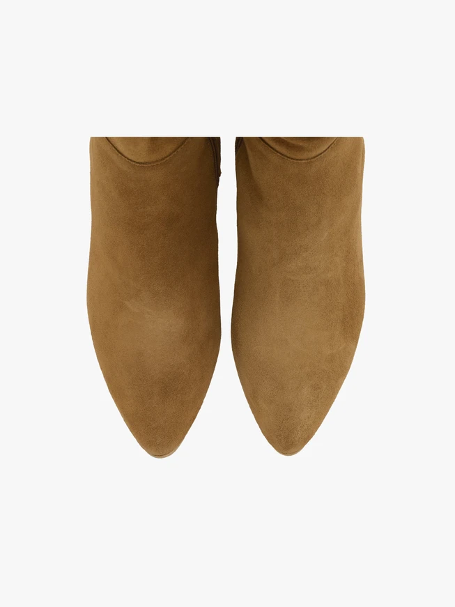 Rote Stiefel mit niedrigen Absätzen