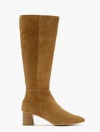 Rote Stiefel mit niedrigen Absätzen