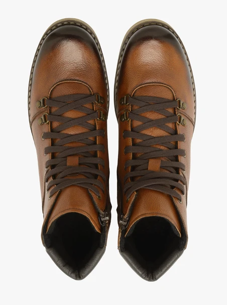 Braune Herrenstiefel mit schwarzen Einsätzen
