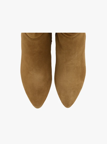 Rote Stiefel mit niedrigen Absätzen