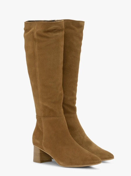Rote Stiefel mit niedrigen Absätzen