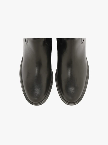 Hohe Stiefel mit niedrigen Absätzen