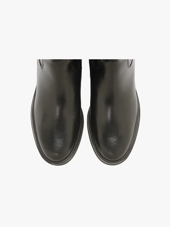 Hohe Stiefel mit niedrigen Absätzen