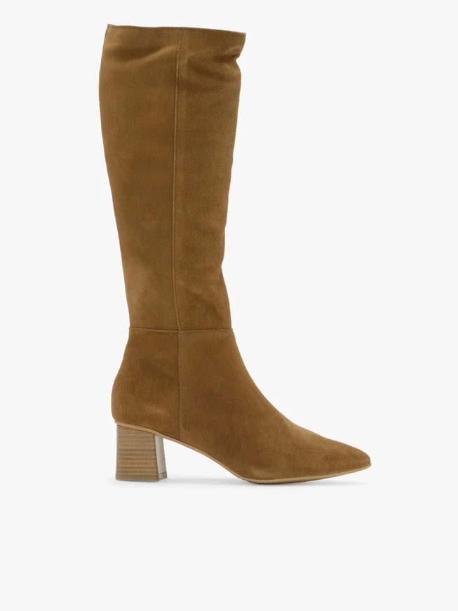 Rote Stiefel mit niedrigen Absätzen