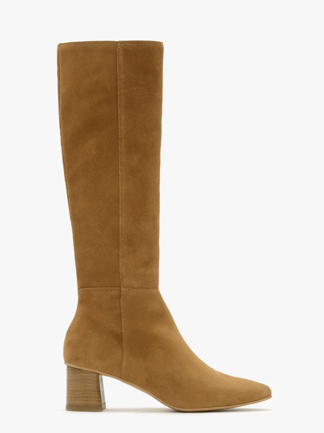 Rote Stiefel mit niedrigen Absätzen