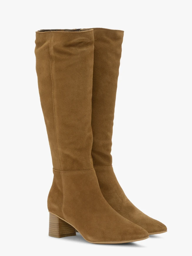 Rote Stiefel mit niedrigen Absätzen