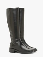 Hohe Stiefel mit niedrigen Absätzen