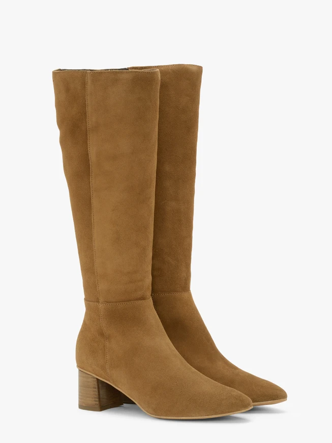 Rote Stiefel mit niedrigen Absätzen