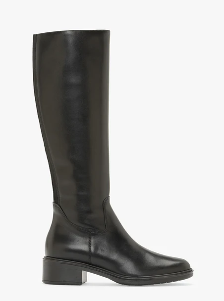 Hohe Stiefel mit niedrigen Absätzen