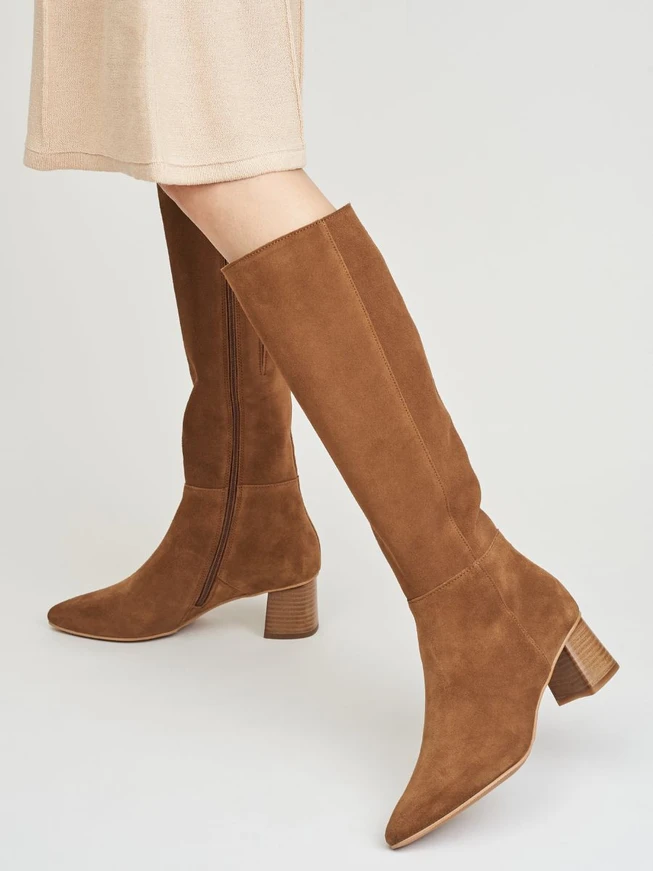 Rote Stiefel mit niedrigen Absätzen