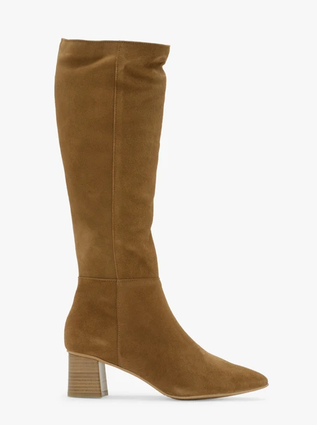 Rote Stiefel mit niedrigen Absätzen
