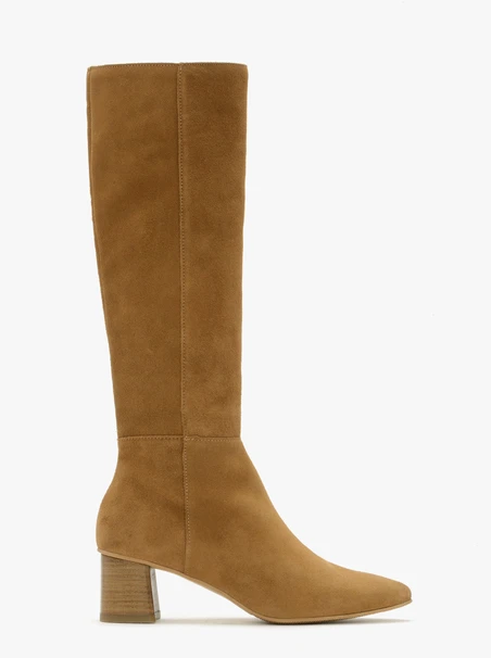 Rote Stiefel mit niedrigen Absätzen