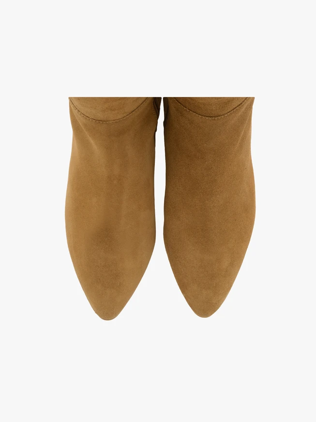 Rote Stiefel mit niedrigen Absätzen