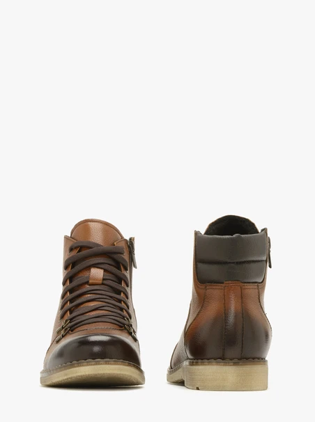 Braune Herrenstiefel mit schwarzen Einsätzen
