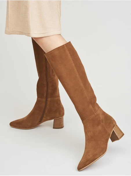Rote Stiefel mit niedrigen Absätzen