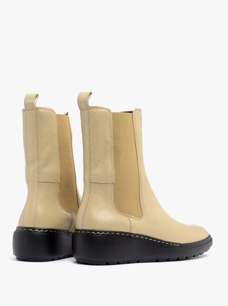Beigefarbene Slingbacks auf leichter Sohle