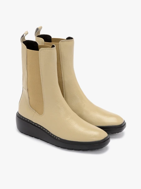 Beigefarbene Slingbacks auf leichter Sohle