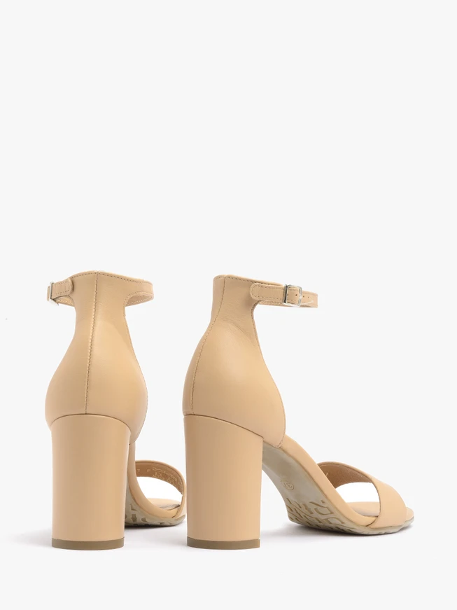 Beigefarbene Stiletto-Sandalen