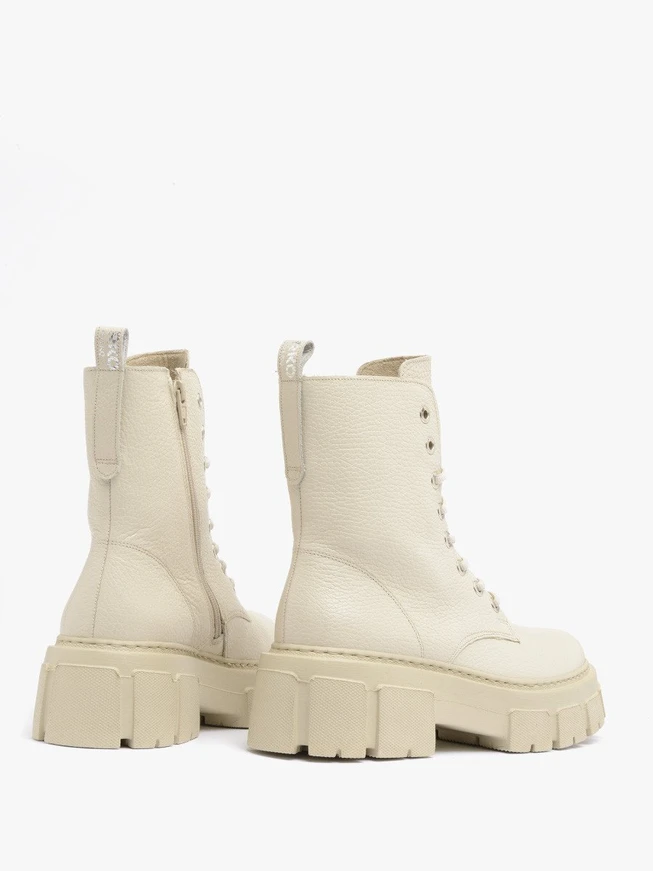 Beigefarbene Baggerstiefel mit klobiger Sohle