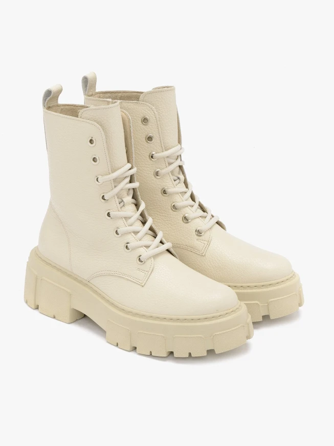 Beigefarbene Baggerstiefel mit klobiger Sohle