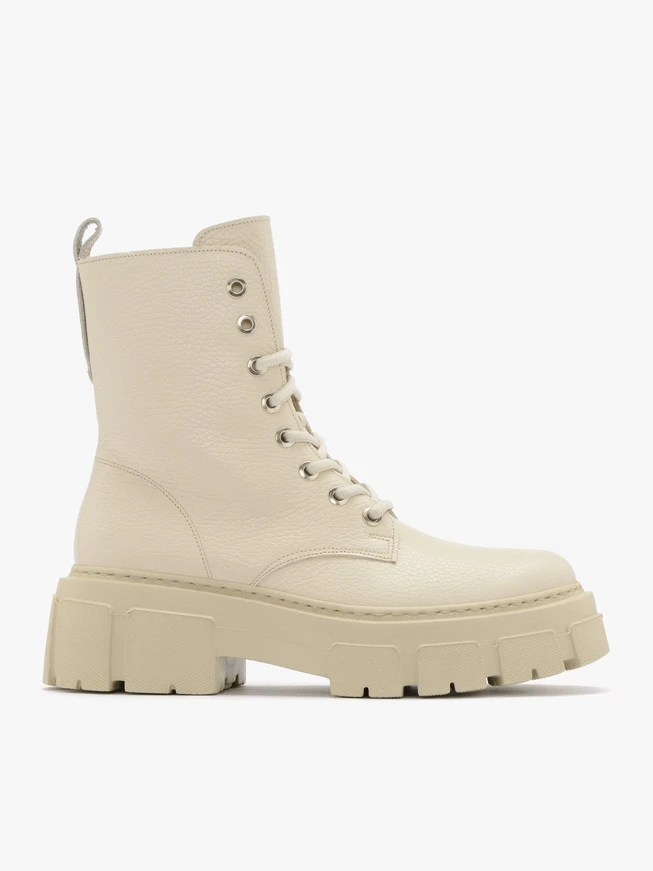 Beigefarbene Baggerstiefel mit klobiger Sohle