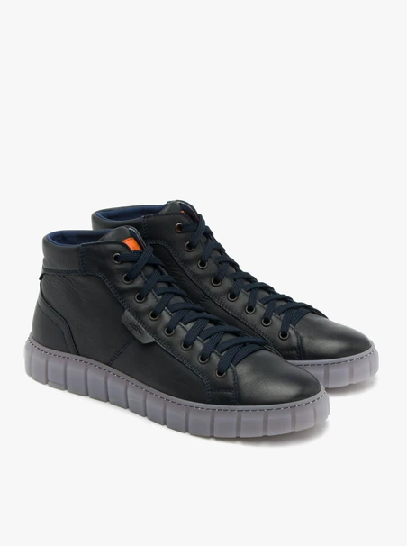 Marineblaue Stiefel mit orangefarbenem Einsatz
