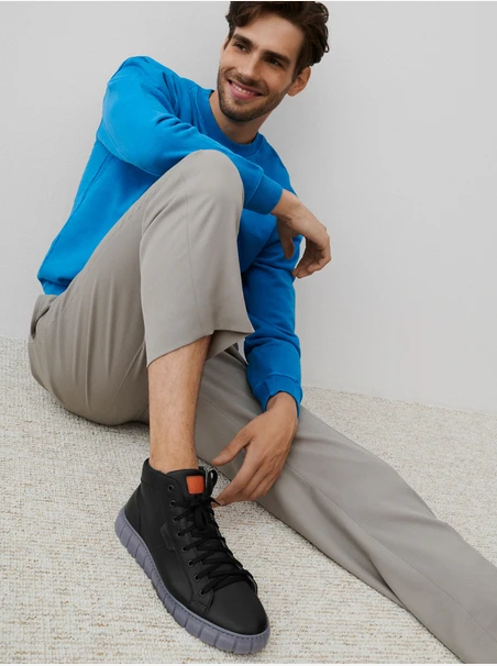 Marineblaue Stiefel mit orangefarbenem Einsatz