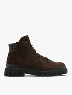 Dunkelbraune Stiefel auf leichtem Grund