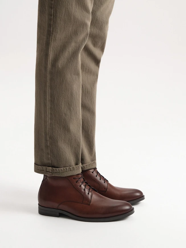 Braune Stiefel mit Nähten auf dem Schaft