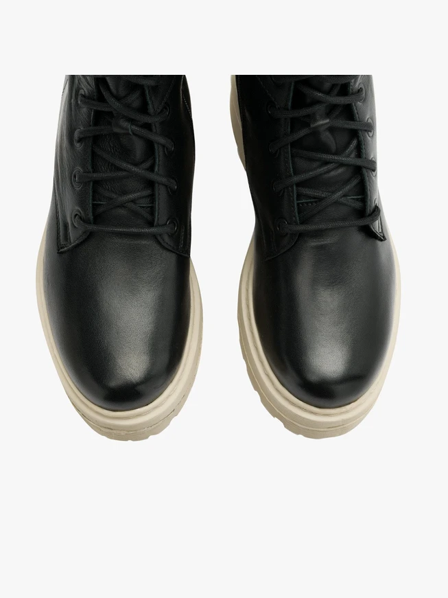 Schwarze Baggerstiefel mit cremefarbener Sohle