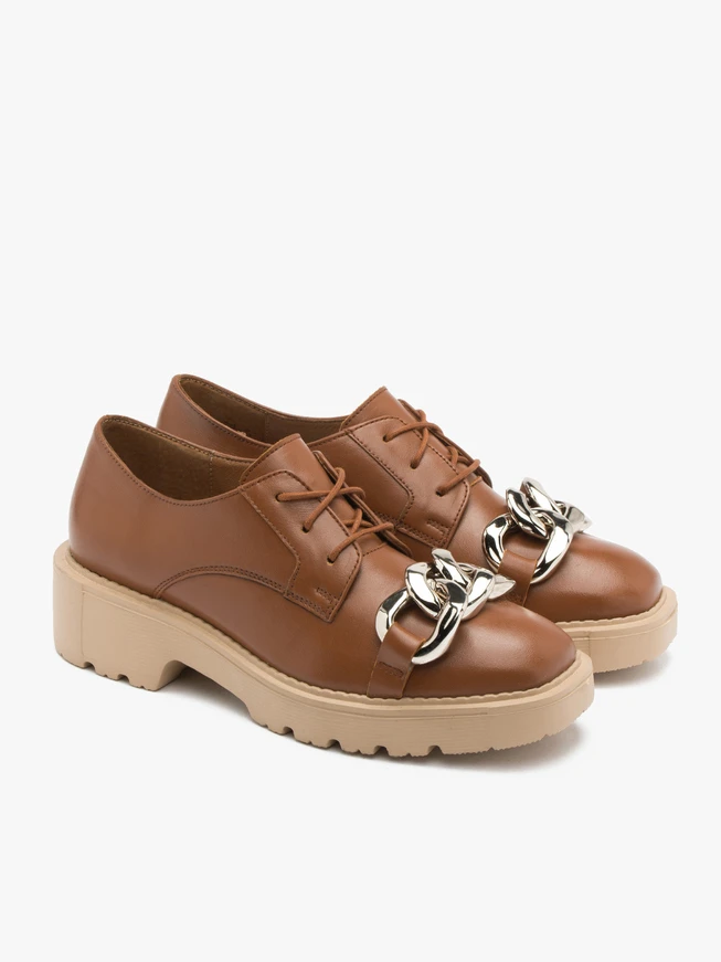 Braune Halbschuhe mit massiver Kette