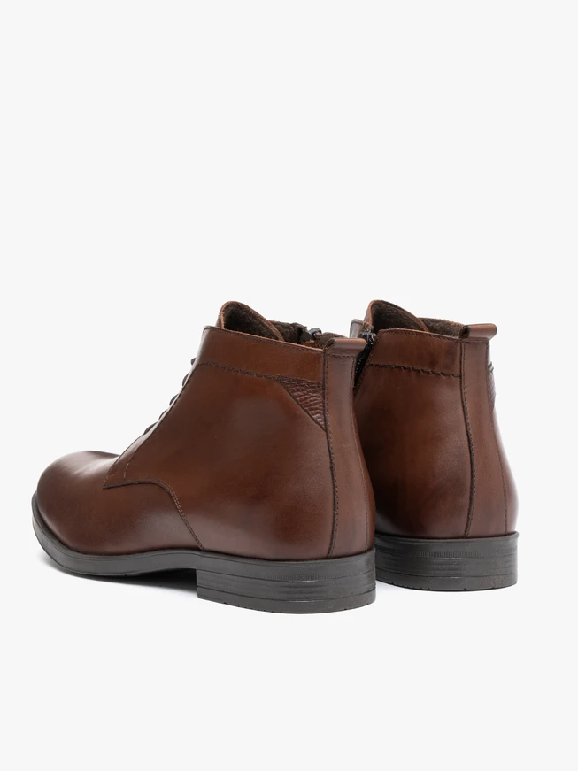 Braune Stiefel mit Nähten auf dem Schaft