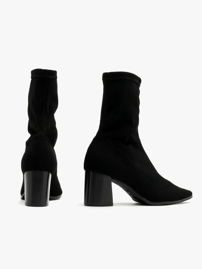 Schwarze Stiefel mit elastischem Schaft