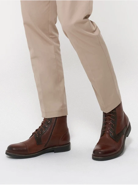 Braune Stiefel mit Ziernähten
