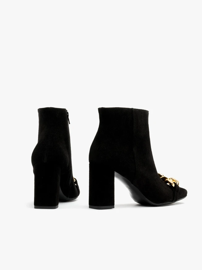 Schwarze Stiefel mit massiver Kette
