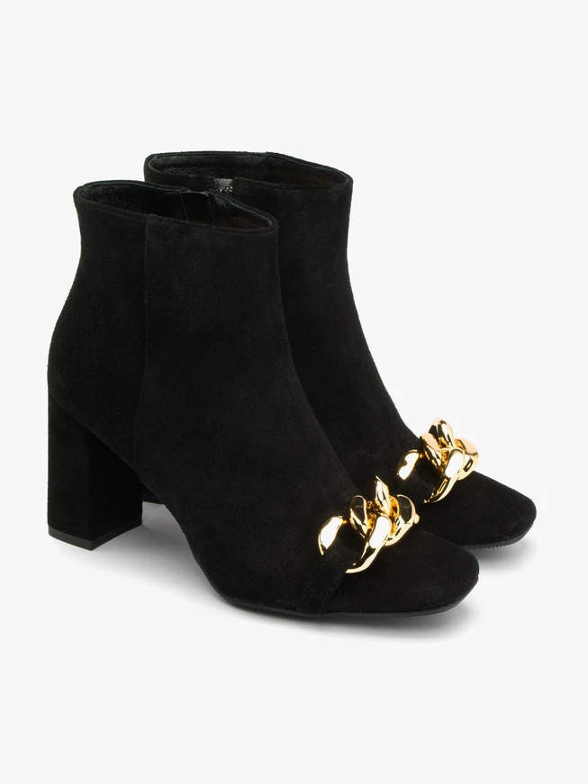 Schwarze Stiefel mit massiver Kette