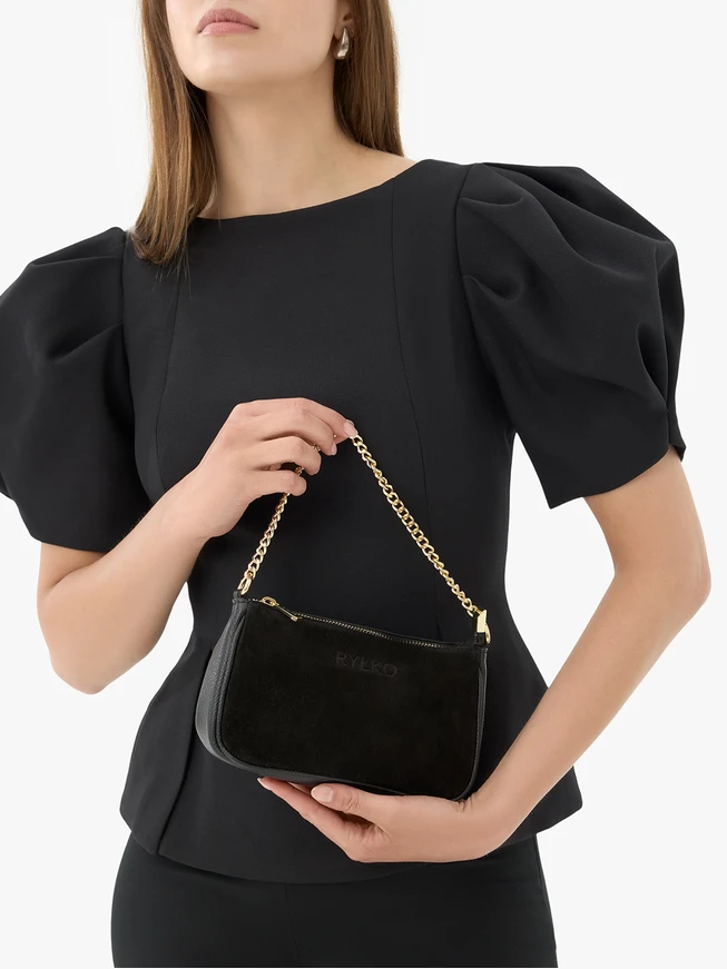 Schwarze Handtasche mit goldener Kette
