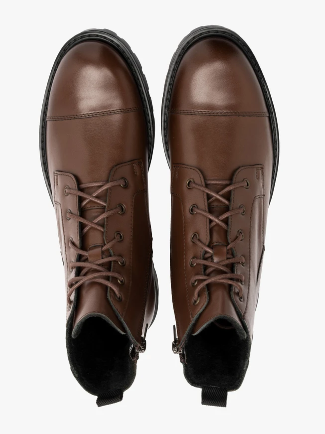 Braune Stiefel mit Ziernähten