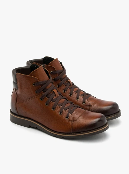 Braun genähte Stiefel