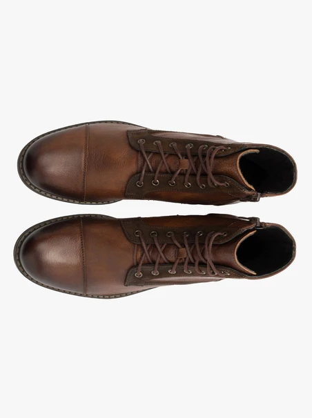 Braune Stiefel mit Ziernähten
